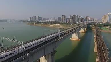南宁永河大桥动车航拍穿越城市视频的预览图